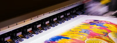 Przemysłowa maszyna drukująca kolorowe plakaty